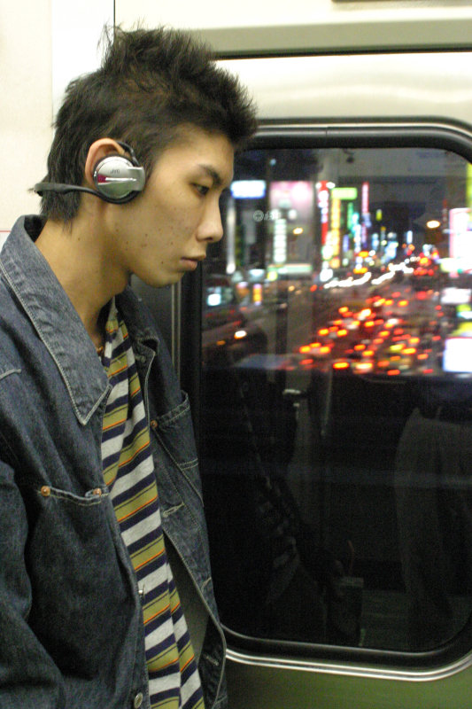 台灣鐵路旅遊攝影電車-區間車站車門的旅客攝影照片79