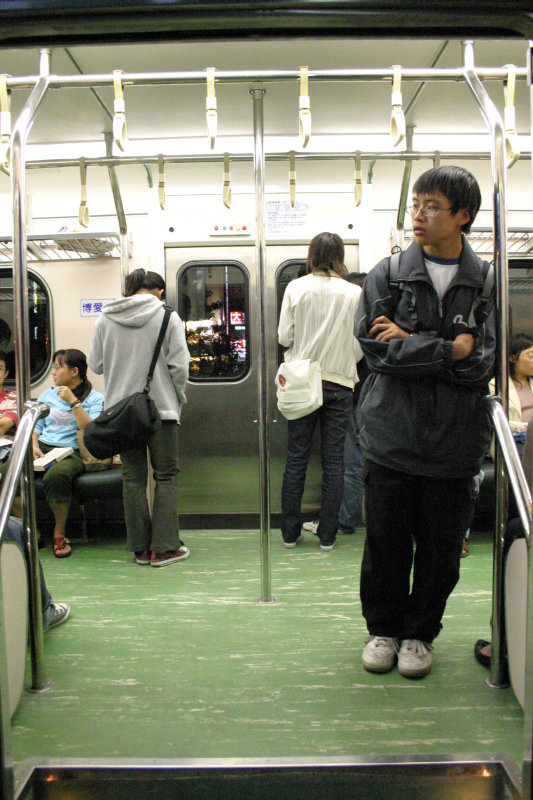台灣鐵路旅遊攝影電車-區間車站車門的旅客攝影照片80