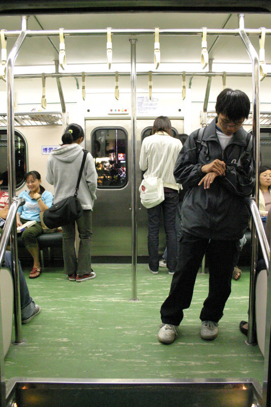 台灣鐵路旅遊攝影電車-區間車站車門的旅客攝影照片81