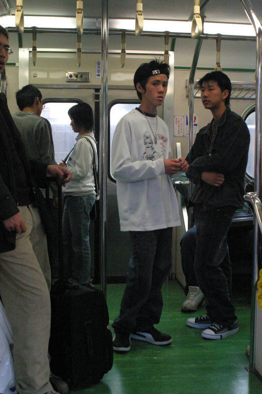 台灣鐵路旅遊攝影電車-區間車站車門的旅客攝影照片82