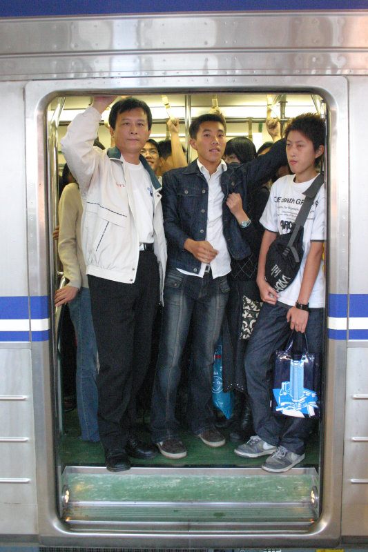 台灣鐵路旅遊攝影電車-區間車站車門的旅客攝影照片83