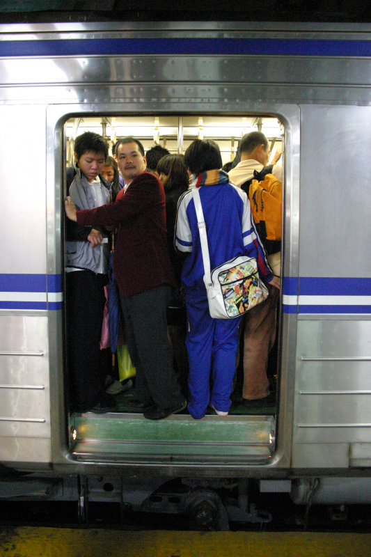 台灣鐵路旅遊攝影電車-區間車站車門的旅客攝影照片84