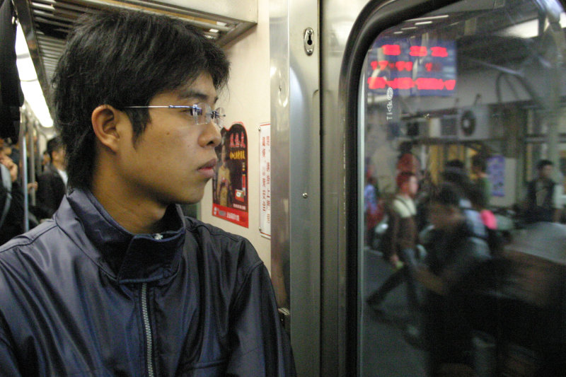 台灣鐵路旅遊攝影電車-區間車站車門的旅客攝影照片86