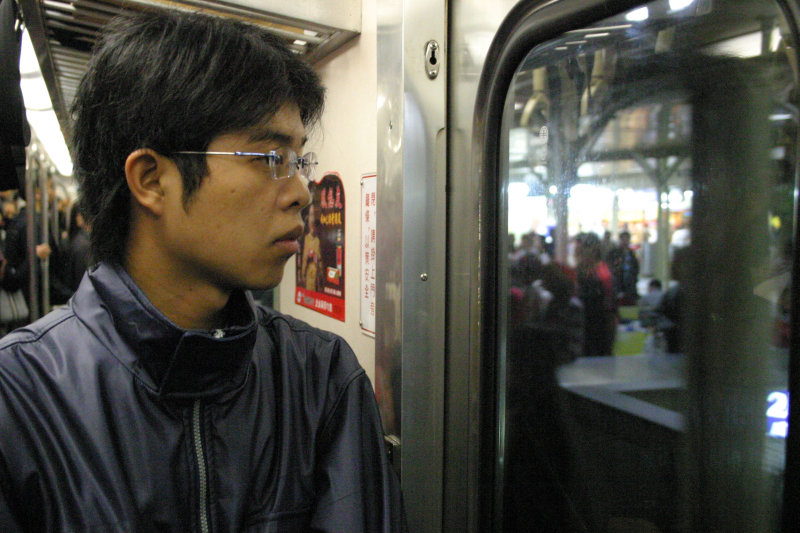 台灣鐵路旅遊攝影電車-區間車站車門的旅客攝影照片87