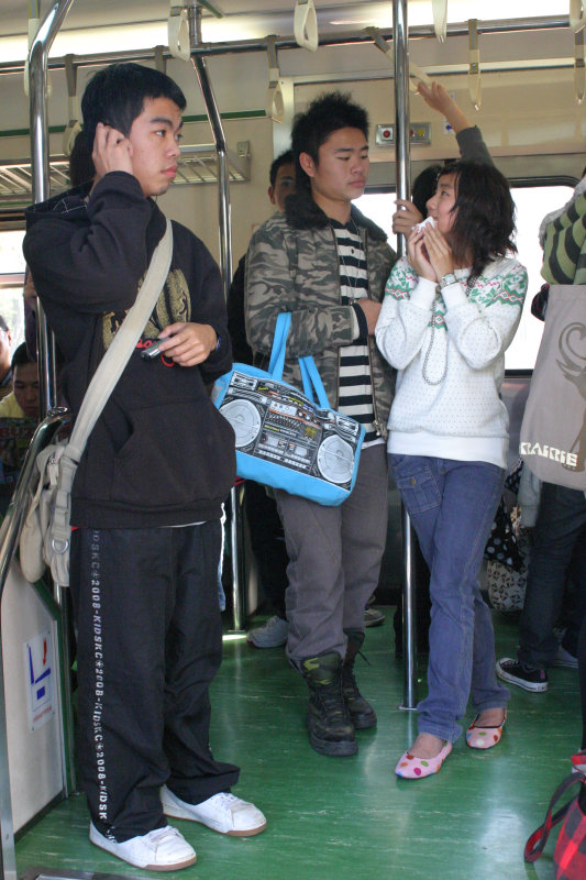 台灣鐵路旅遊攝影電車-區間車站車門的旅客攝影照片94