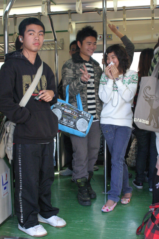 台灣鐵路旅遊攝影電車-區間車站車門的旅客攝影照片95