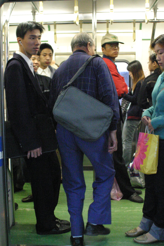 台灣鐵路旅遊攝影電車-區間車站車門的旅客攝影照片96