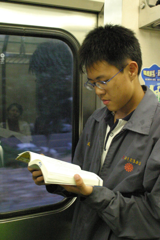 台灣鐵路旅遊攝影電車-區間車站車門的旅客攝影照片97