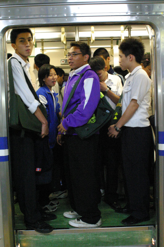 台灣鐵路旅遊攝影電車-區間車站車門的旅客攝影照片98
