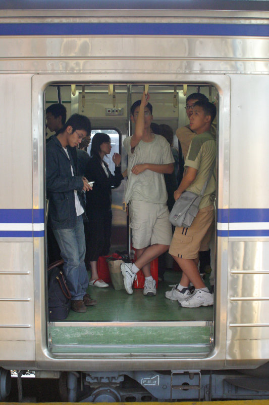 台灣鐵路旅遊攝影電車-區間車站車門的旅客攝影照片100