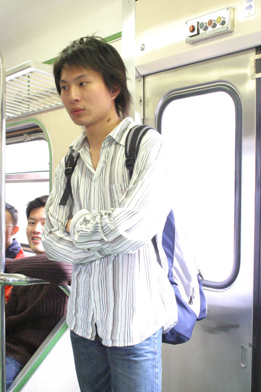 台灣鐵路旅遊攝影電車-區間車站車門的旅客攝影照片104