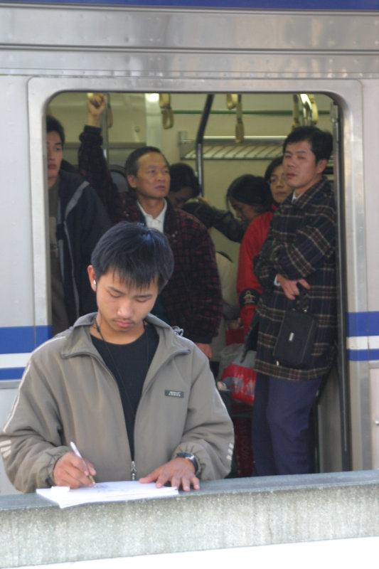 台灣鐵路旅遊攝影電車-區間車站車門的旅客攝影照片105