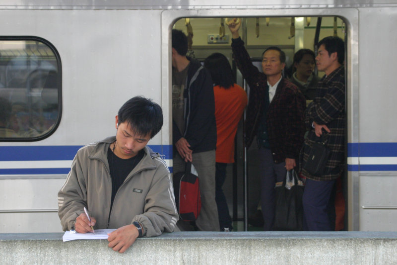 台灣鐵路旅遊攝影電車-區間車站車門的旅客攝影照片106
