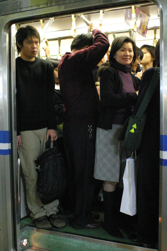 台灣鐵路旅遊攝影電車-區間車站車門的旅客攝影照片107