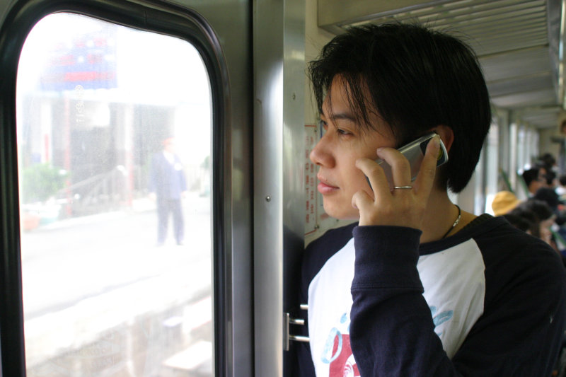 台灣鐵路旅遊攝影電車-區間車站車門的旅客攝影照片108
