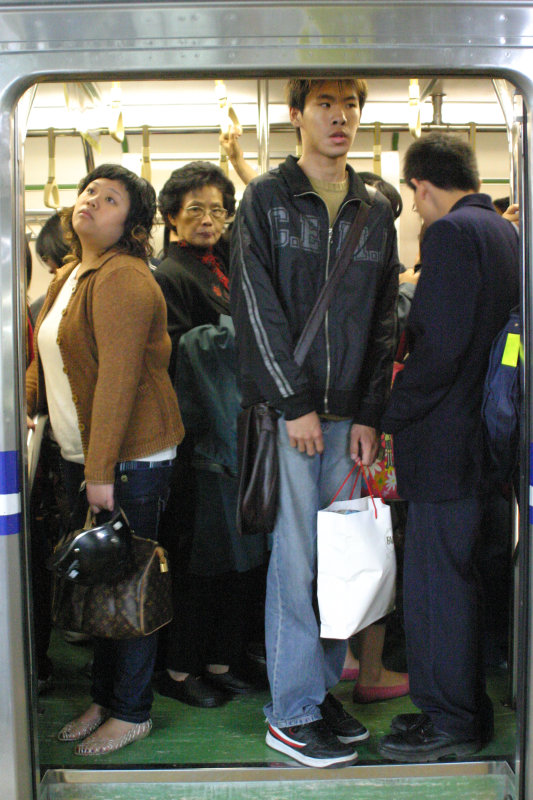 台灣鐵路旅遊攝影電車-區間車站車門的旅客攝影照片109