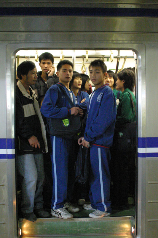 台灣鐵路旅遊攝影電車-區間車站車門的旅客攝影照片110