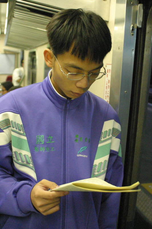 台灣鐵路旅遊攝影電車-區間車站車門的旅客攝影照片111