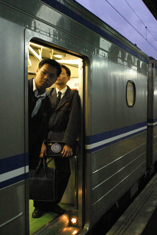 台灣鐵路旅遊攝影電車-區間車站車門的旅客攝影照片112