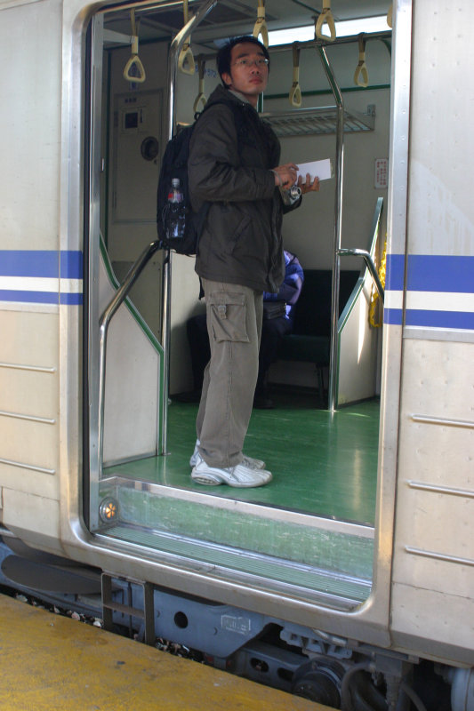台灣鐵路旅遊攝影電車-區間車站車門的旅客攝影照片116