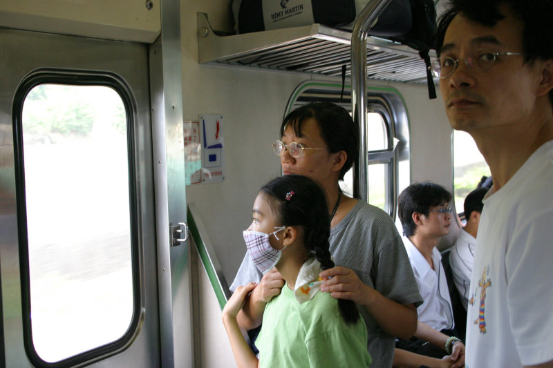 台灣鐵路旅遊攝影電車-區間車站車門的旅客攝影照片117
