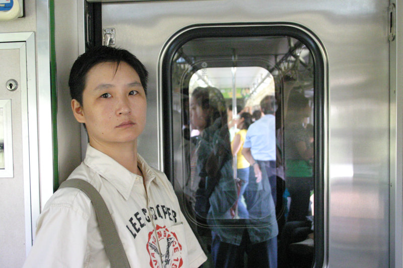 台灣鐵路旅遊攝影電車-區間車站車門的旅客攝影照片118