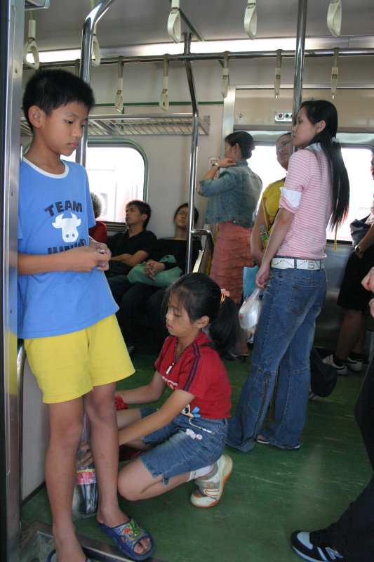 台灣鐵路旅遊攝影電車-區間車站車門的旅客攝影照片119
