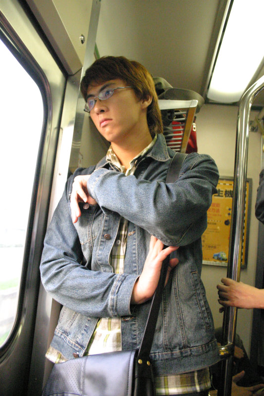 台灣鐵路旅遊攝影電車-區間車站車門的旅客攝影照片121