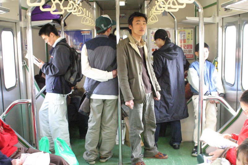 台灣鐵路旅遊攝影電車-區間車站車門的旅客攝影照片123