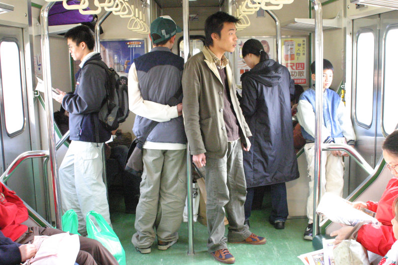 台灣鐵路旅遊攝影電車-區間車站車門的旅客攝影照片124