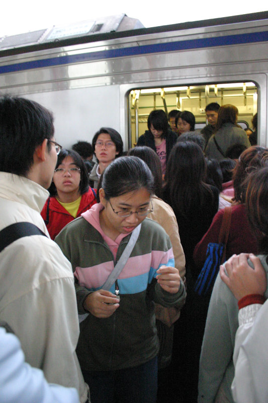 台灣鐵路旅遊攝影電車-區間車站車門的旅客攝影照片125