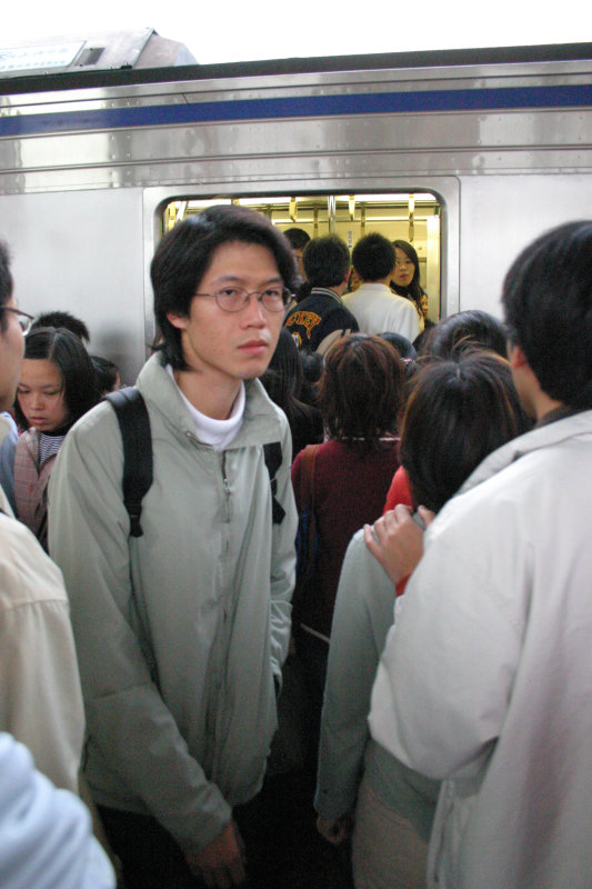 台灣鐵路旅遊攝影電車-區間車站車門的旅客攝影照片126