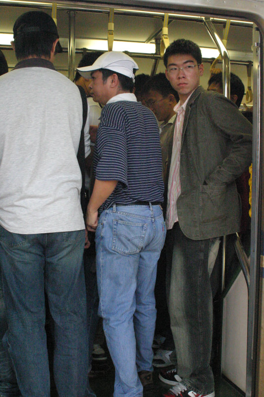 台灣鐵路旅遊攝影電車-區間車站車門的旅客攝影照片128