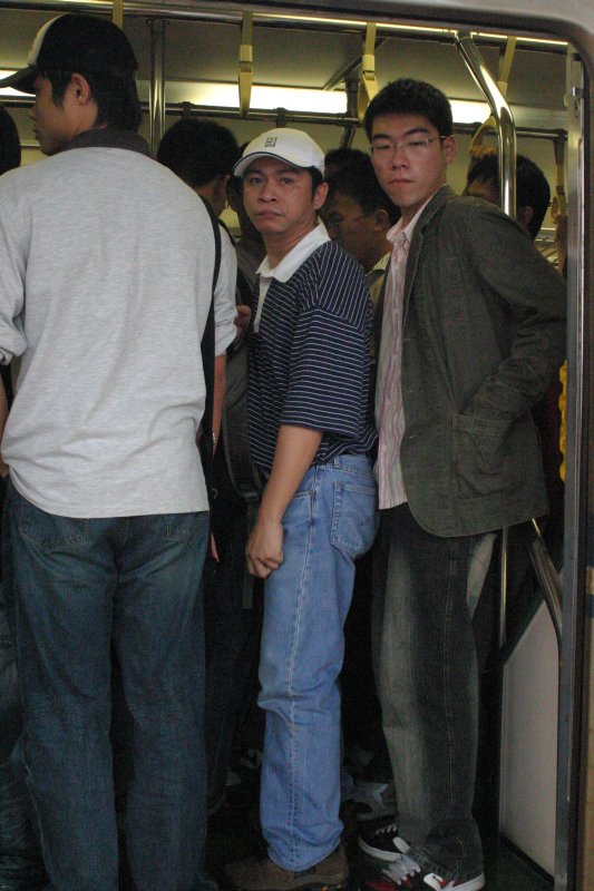 台灣鐵路旅遊攝影電車-區間車站車門的旅客攝影照片129