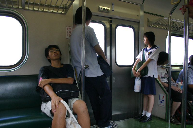 台灣鐵路旅遊攝影電車-區間車站車門的旅客攝影照片130