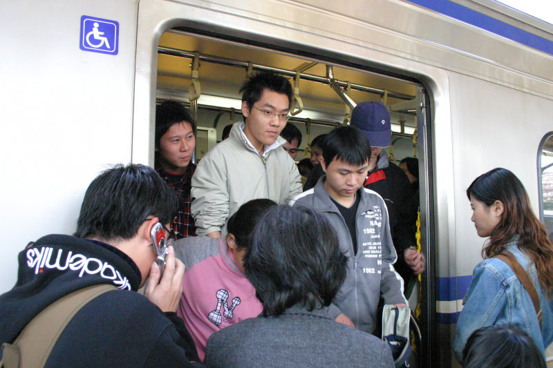 台灣鐵路旅遊攝影電車-區間車站車門的旅客攝影照片131