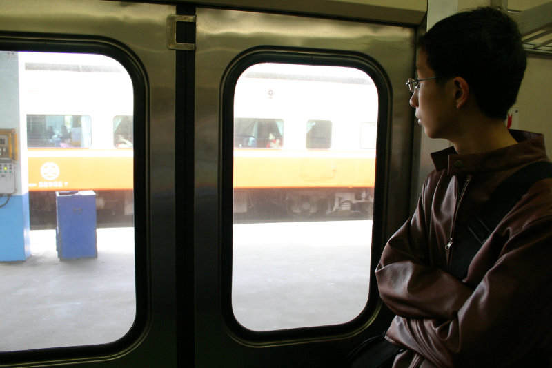 台灣鐵路旅遊攝影電車-區間車站車門的旅客攝影照片132