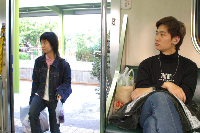 台灣鐵路旅遊攝影電車-區間車站車門的旅客攝影照片133