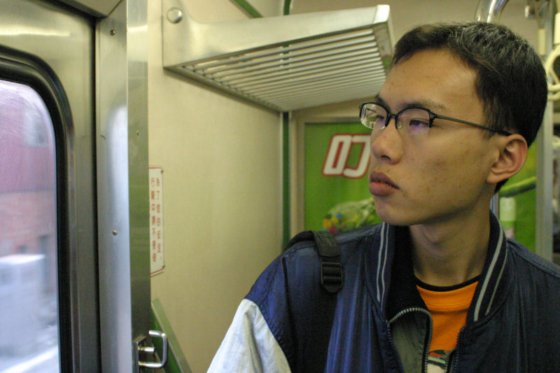 台灣鐵路旅遊攝影電車-區間車站車門的旅客攝影照片134