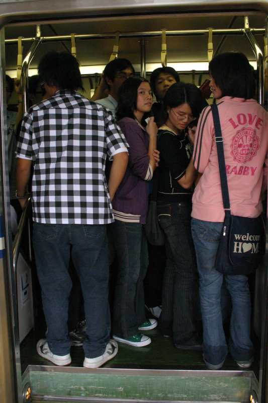 台灣鐵路旅遊攝影電車-區間車站車門的旅客攝影照片135