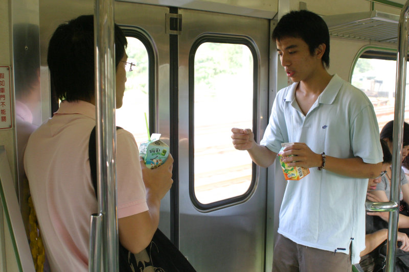 台灣鐵路旅遊攝影電車-區間車站車門的旅客攝影照片137