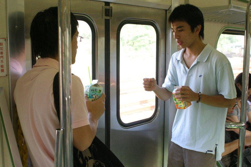 台灣鐵路旅遊攝影電車-區間車站車門的旅客攝影照片138