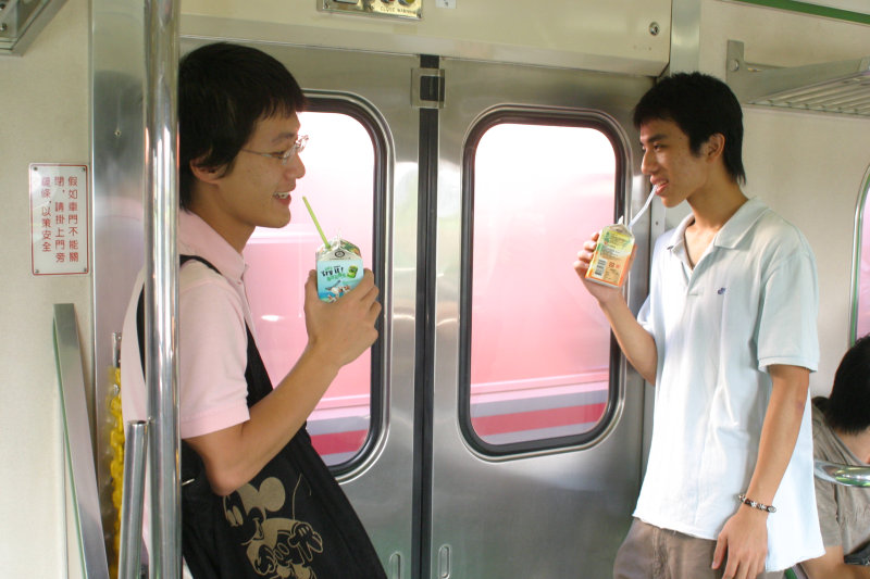 台灣鐵路旅遊攝影電車-區間車站車門的旅客攝影照片141