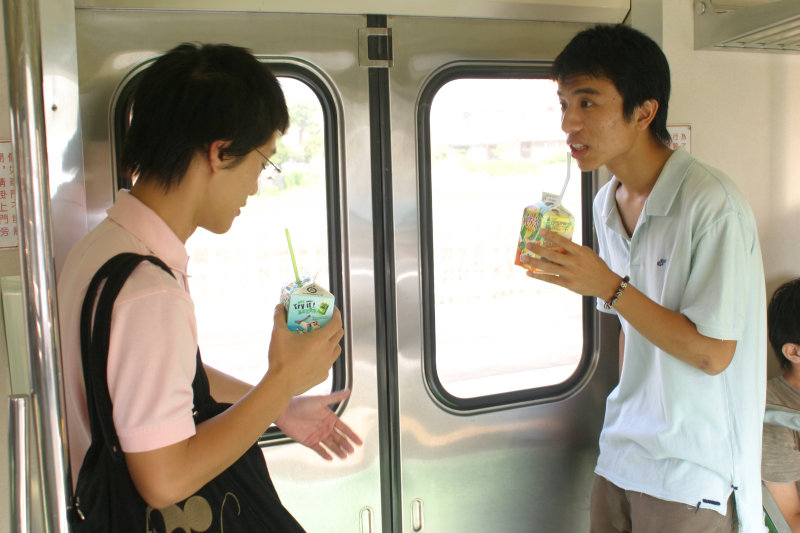 台灣鐵路旅遊攝影電車-區間車站車門的旅客攝影照片144