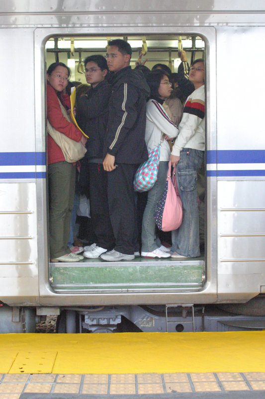 台灣鐵路旅遊攝影電車-區間車站車門的旅客攝影照片148