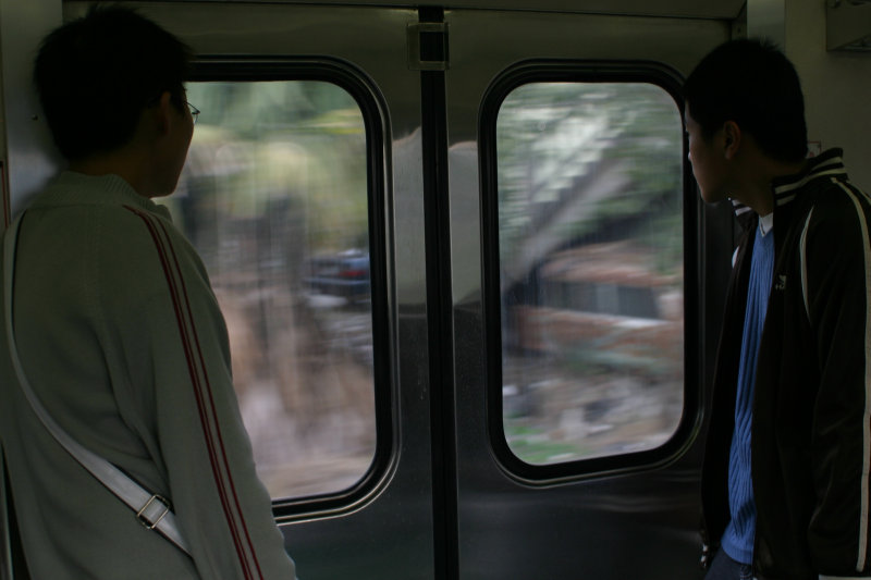 台灣鐵路旅遊攝影電車-區間車站車門的旅客攝影照片149