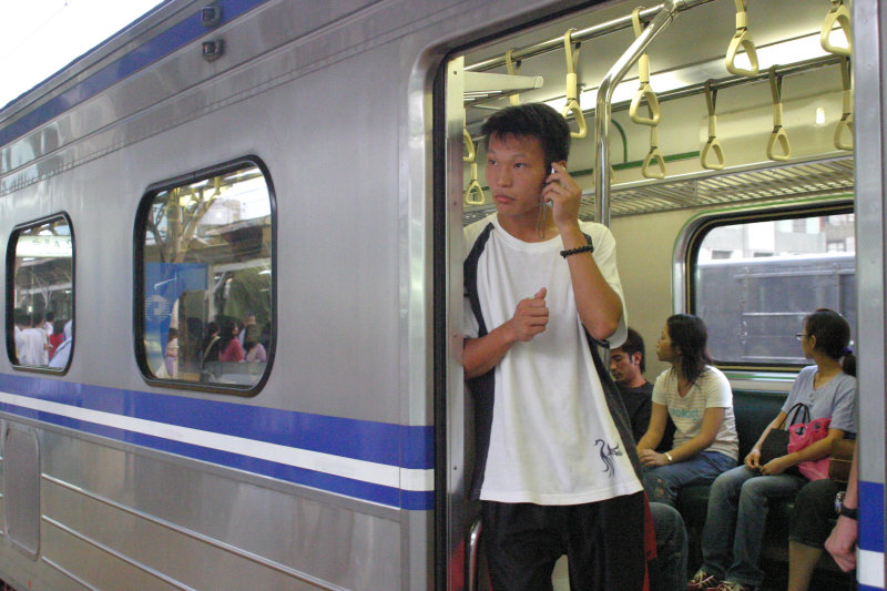 台灣鐵路旅遊攝影電車-區間車站車門的旅客攝影照片150