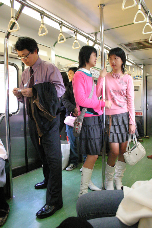 台灣鐵路旅遊攝影電車-區間車站車門的旅客攝影照片152