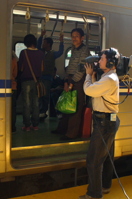 台灣鐵路旅遊攝影電車-區間車站車門的旅客攝影照片153