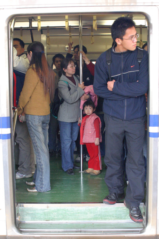台灣鐵路旅遊攝影電車-區間車站車門的旅客攝影照片154